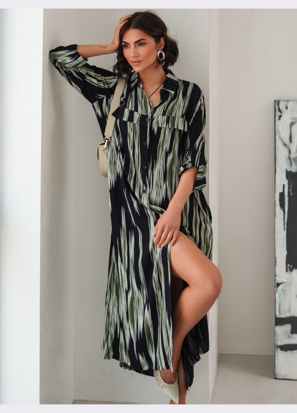 Чорна кежуал сукня-максі вільного крою з принтом чорна сукня-сорочка Dressa з абстрактним візерунком