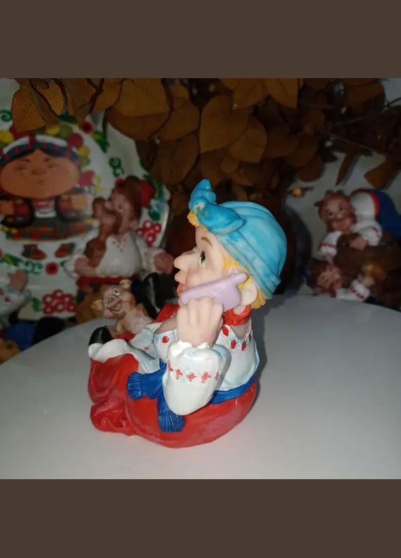 Кам'яна статуетка-підставка українка з поросям та мобільним телефоном + подарунок No Brand (351874153)