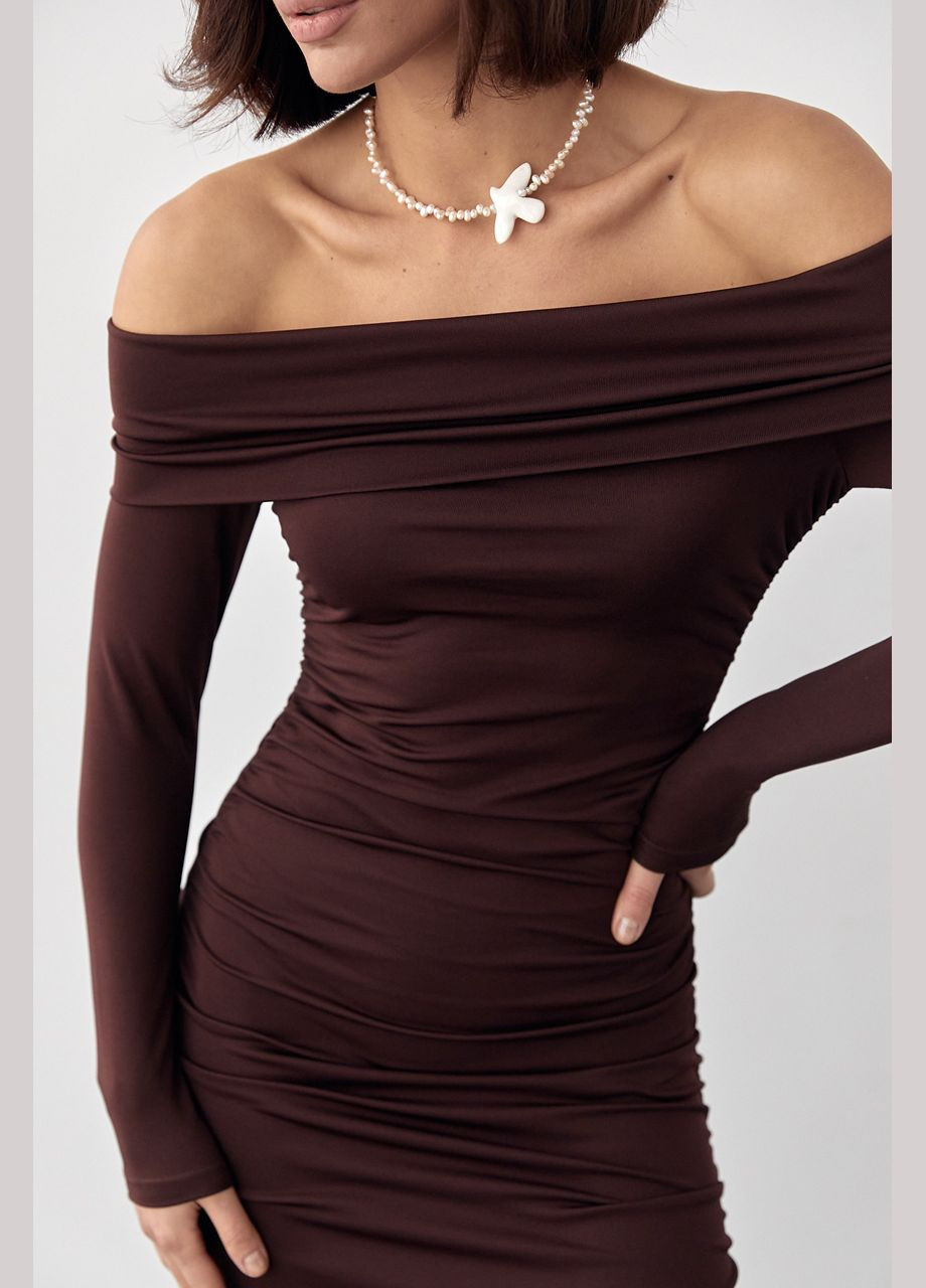 Коричневое вечернее силуэтное платье с драпировкой и открытыми плечами 00102 Lurex однотонное