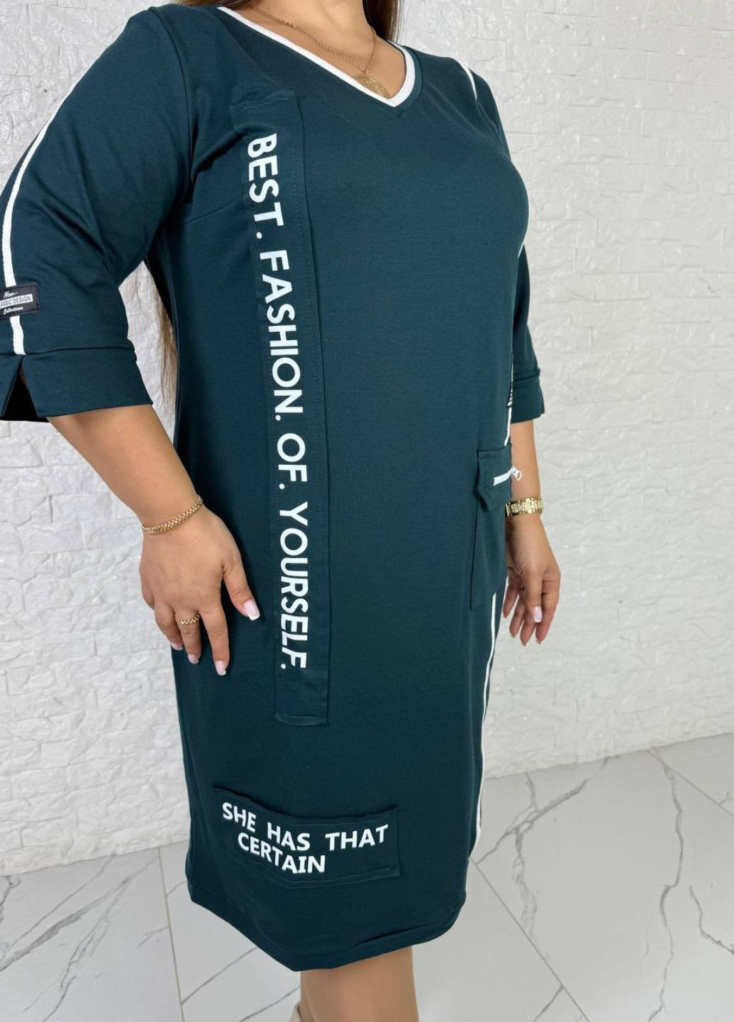 Изумрудное повседневный изысканное повседневное меди платье с накатом и лампасами Tik-Tak с надписью