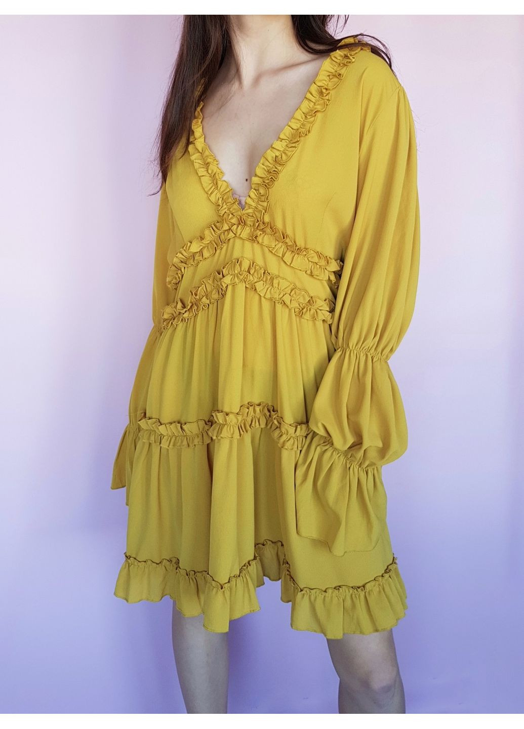 Горчичное платье свободное с рюшами глубокое декольте Boohoo