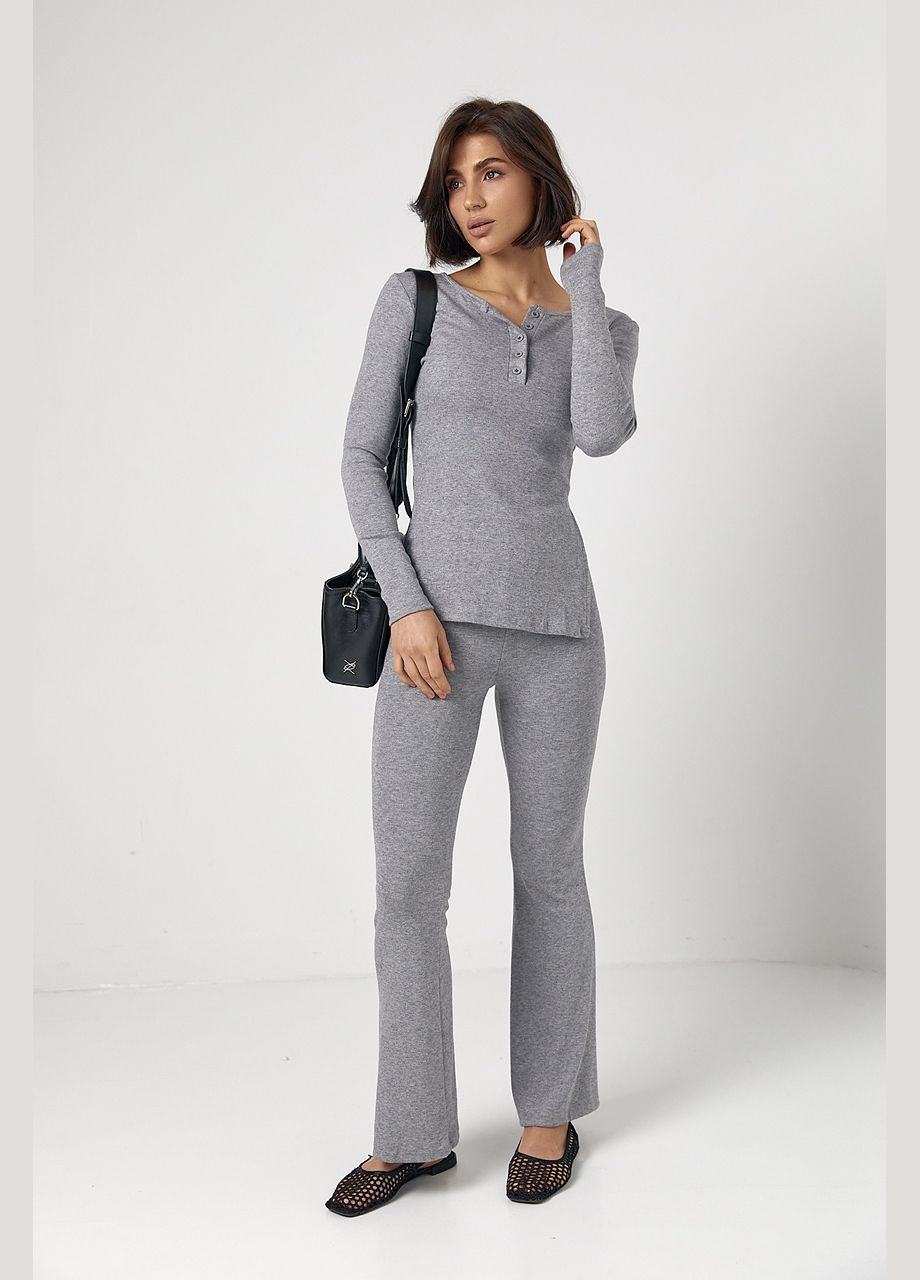 Костюм с брюками клеш и кофточкой на пуговицах No Brand (320326775)