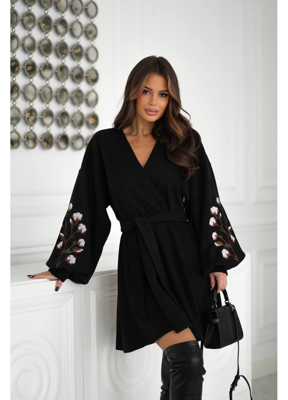 Чорна трикотажне плаття з вишивкою та поясом No Brand