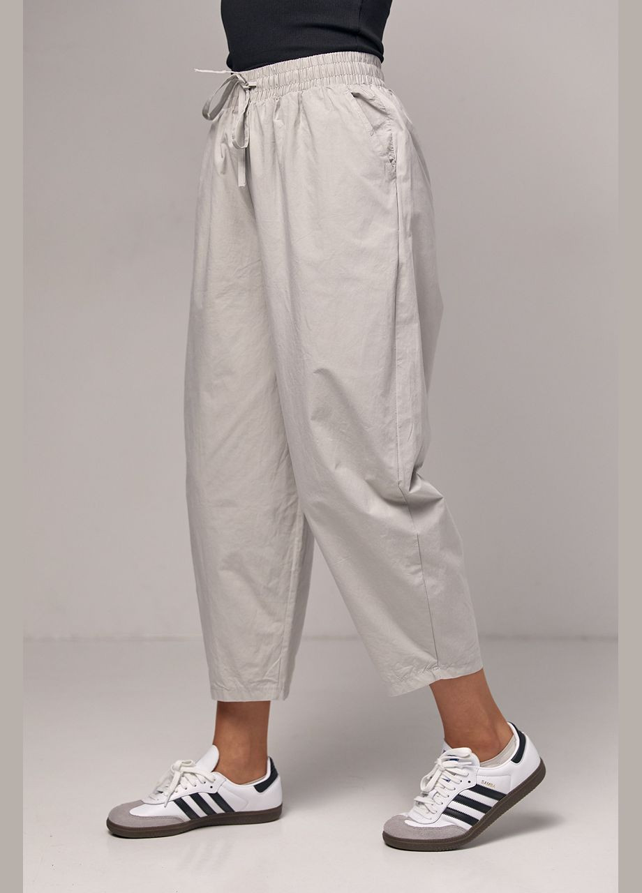 Жіночі штани-банани з кишенями - світло-сірий Lurex (282957708)