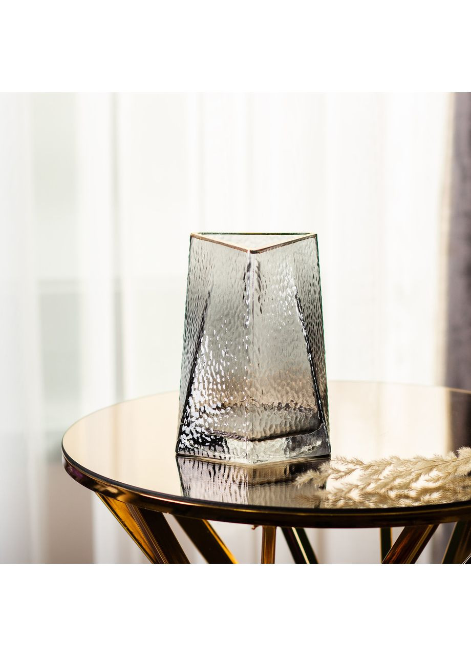 Стеклянная ваза для цветов, декоративная, треугольная, 15,5 см, серая с золотой окантовкой. Jooki (360920777)