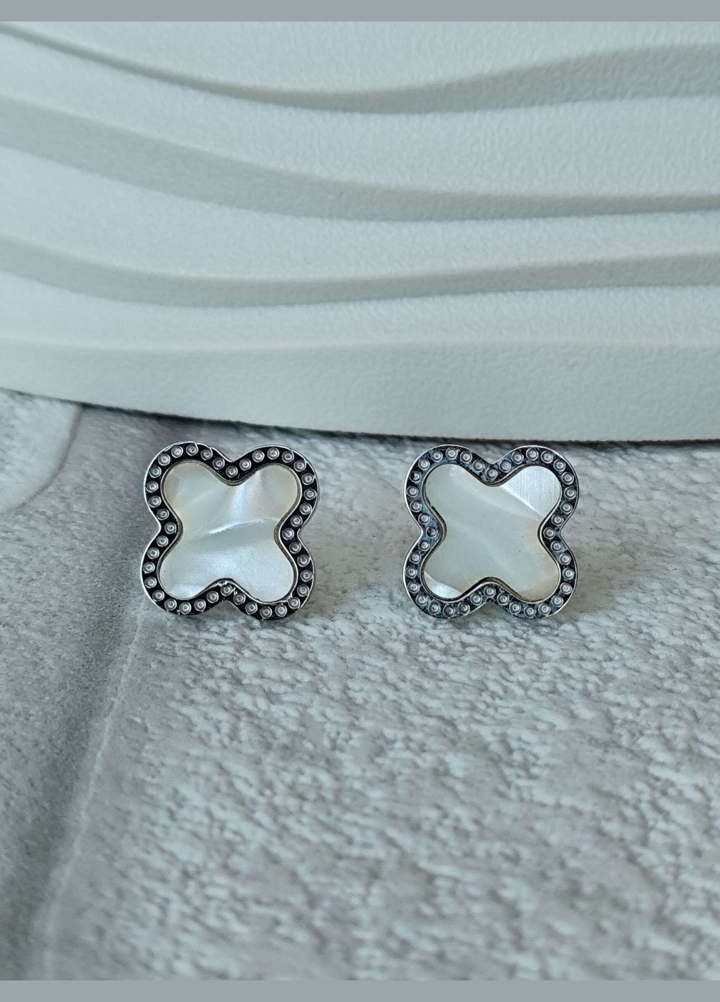 Трендовые сережки Клевер Перламутровая Эмаль под серебро родий медсталь гвоздики пуссеты Stainless Steel (336517418)