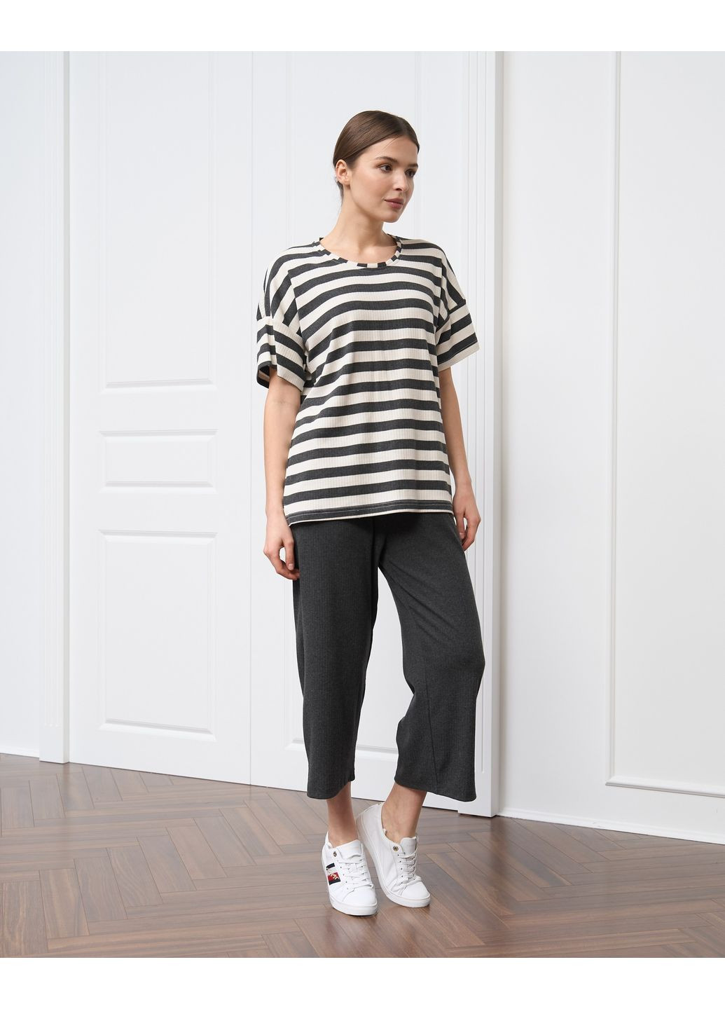 Темно-сіра жіночий комплект з капрі Nicoletta