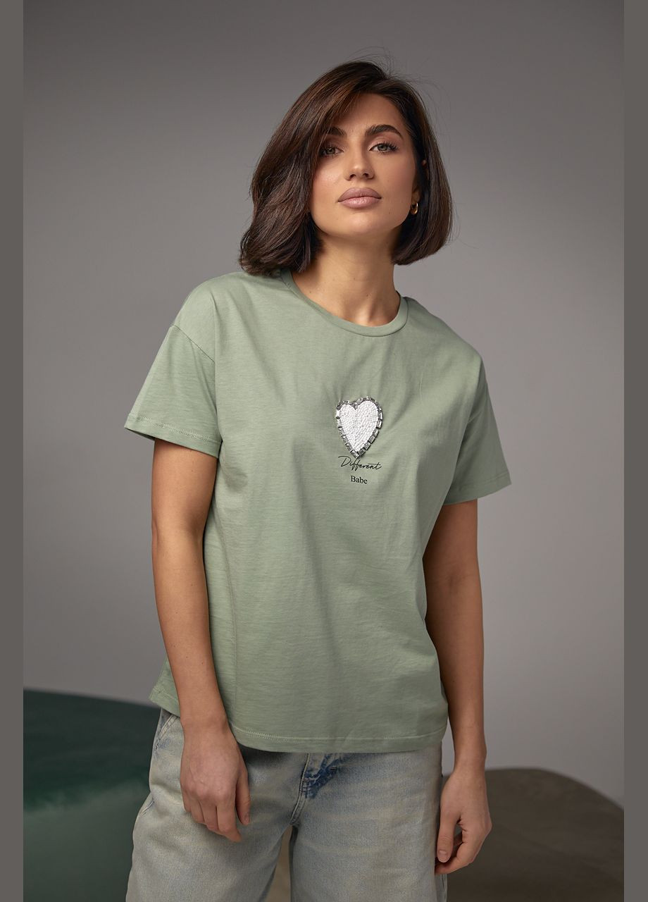 Хакі (оливкова) літня жіноча футболка прикрашена серцем з бісеру та страз 2404 з коротким рукавом Lurex