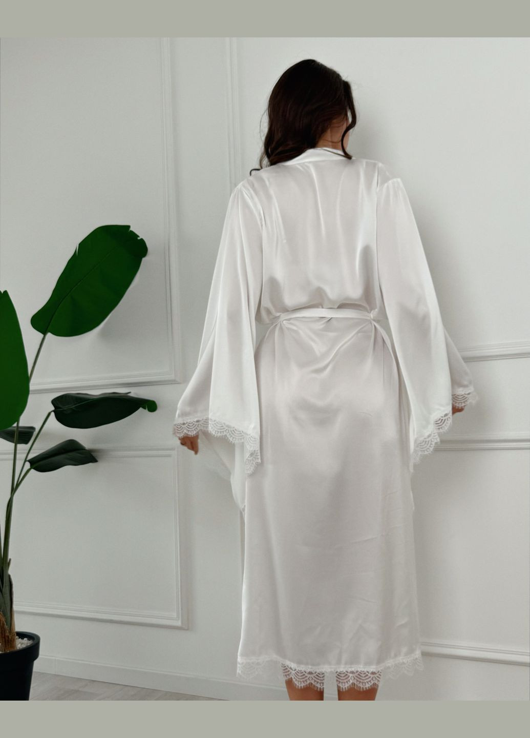Халат атласный длинный с кружевной отделкой белый. No Brand (332181898)