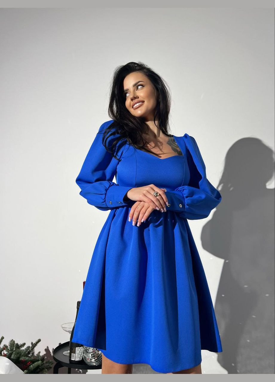 Синее короткое платье цвета электрик с открытым декольте и длинными рукавами, стильное и элегантное для особых случаев No Brand однотонное