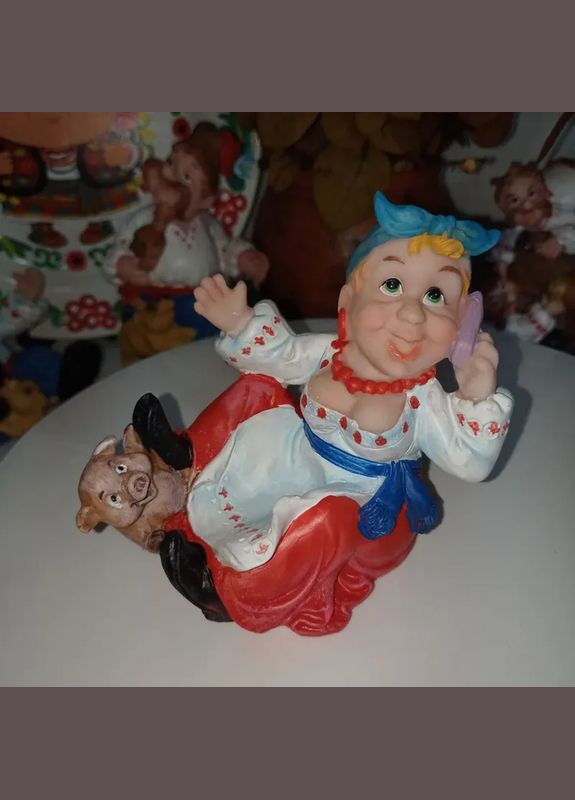 Кам'яна статуетка-підставка українка з поросям та мобільним телефоном + подарунок No Brand (351874153)