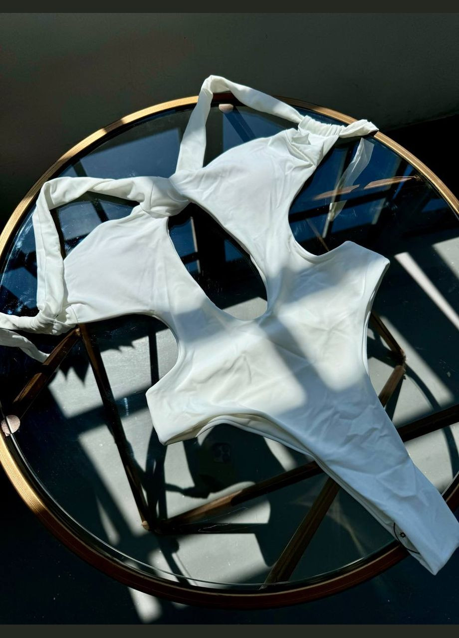 Молочный летний женский совместный купальник монокини с вырезом и перекрутом на груди swmst молочный No Brand