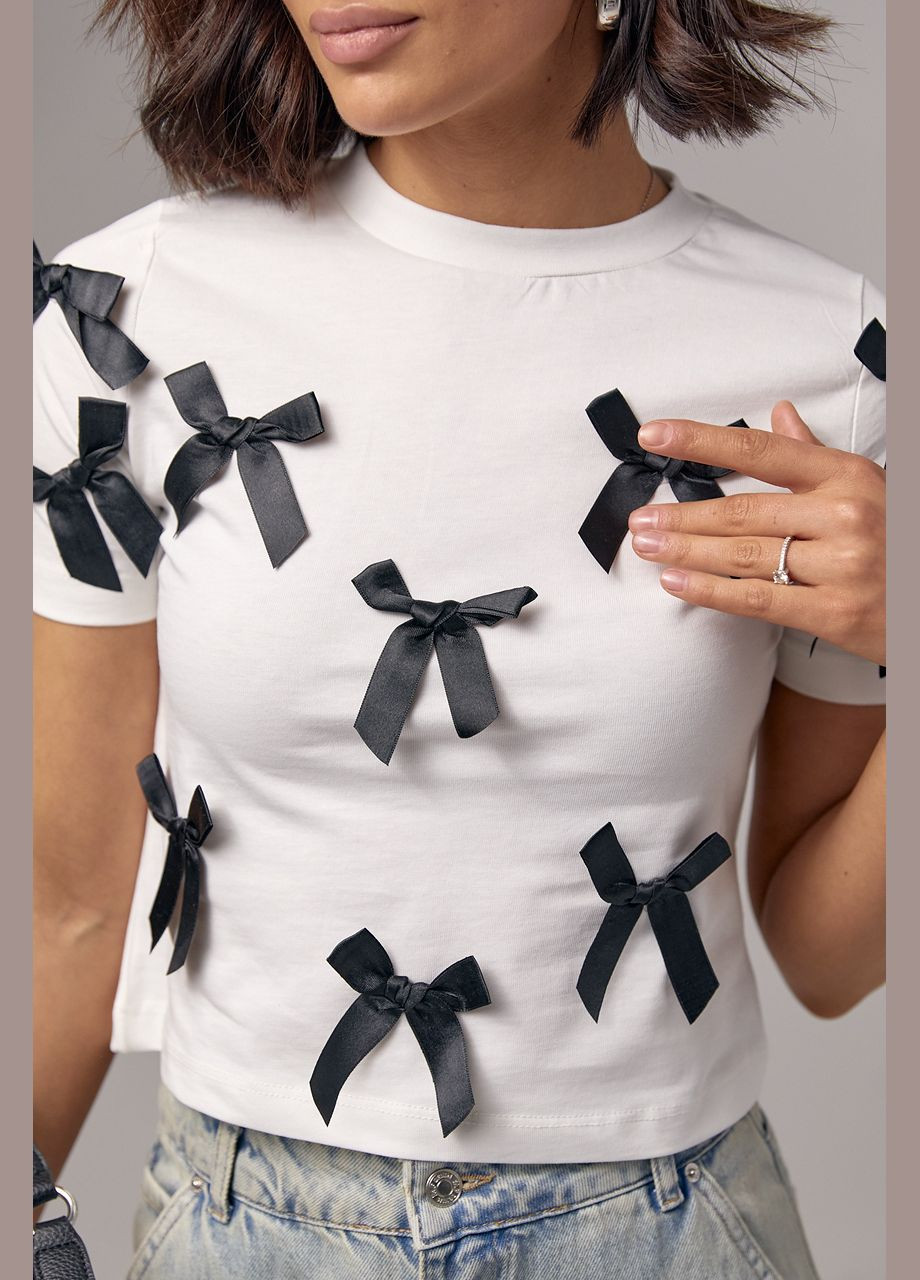Белая летняя женская футболка украшена бантами - белый Lurex