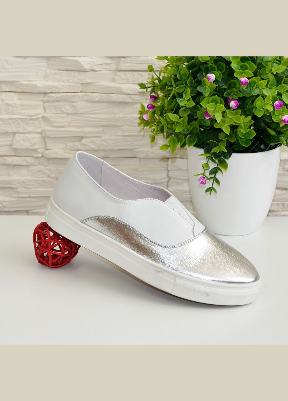 Белые женские мокасины на утолщенной плоской подошве, натуральная кожа белого цвета и цвета серебра. Maestro