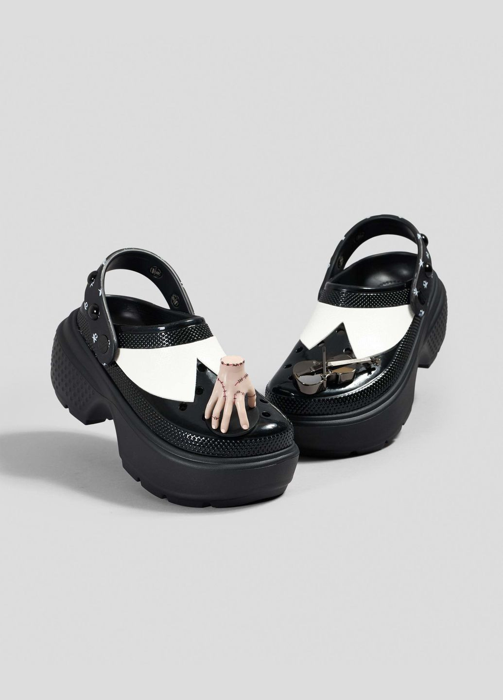 Черно-белые женские кроксы wednesday clog wednesday black Crocs на платформе с заклепками