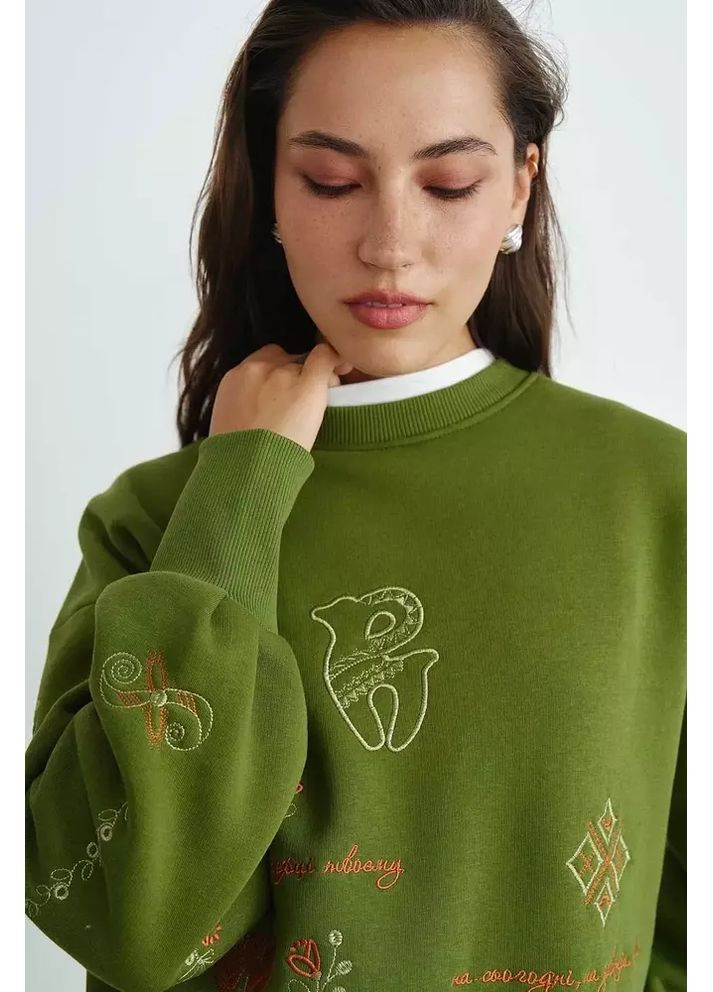 Оливковий жіночий утеплений світшот з українськими орнаментами mkrm4288 Rica Mare (362575381)