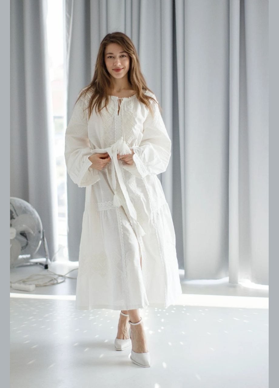 Белое женское платье с поясом с белым вышивкой по белому. ESQ