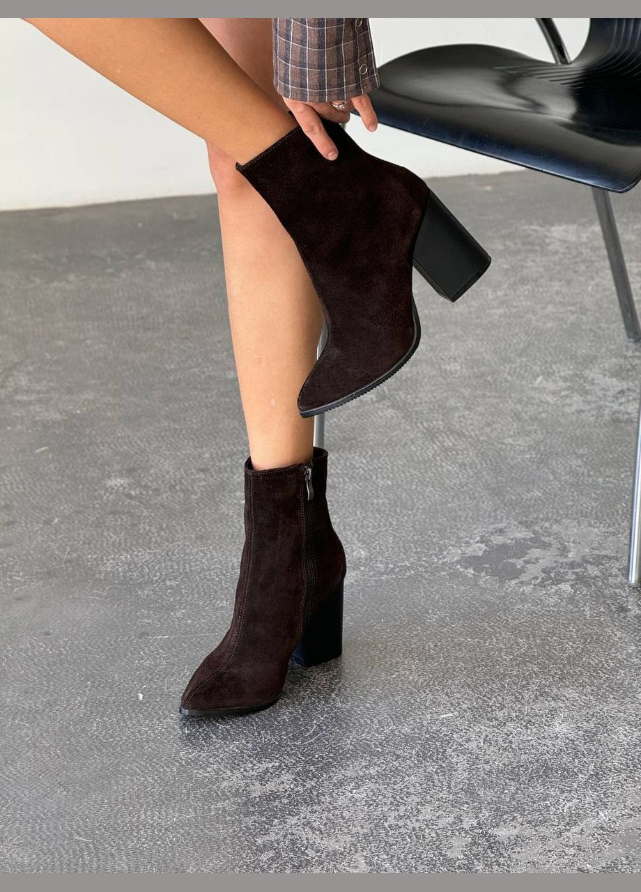 Коричневые зимняя женские стильные зимние шоколадные ботильоны на каблуке натуральная замша. No Brand