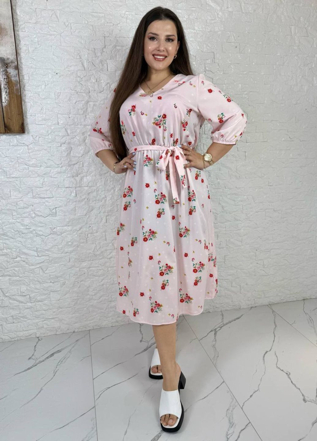 Пудрова повсякденний вишукана легка літня міді сукня з квітковим візерунком, поясом та рукавами ліхтарик три чверті Україна з квітковим принтом