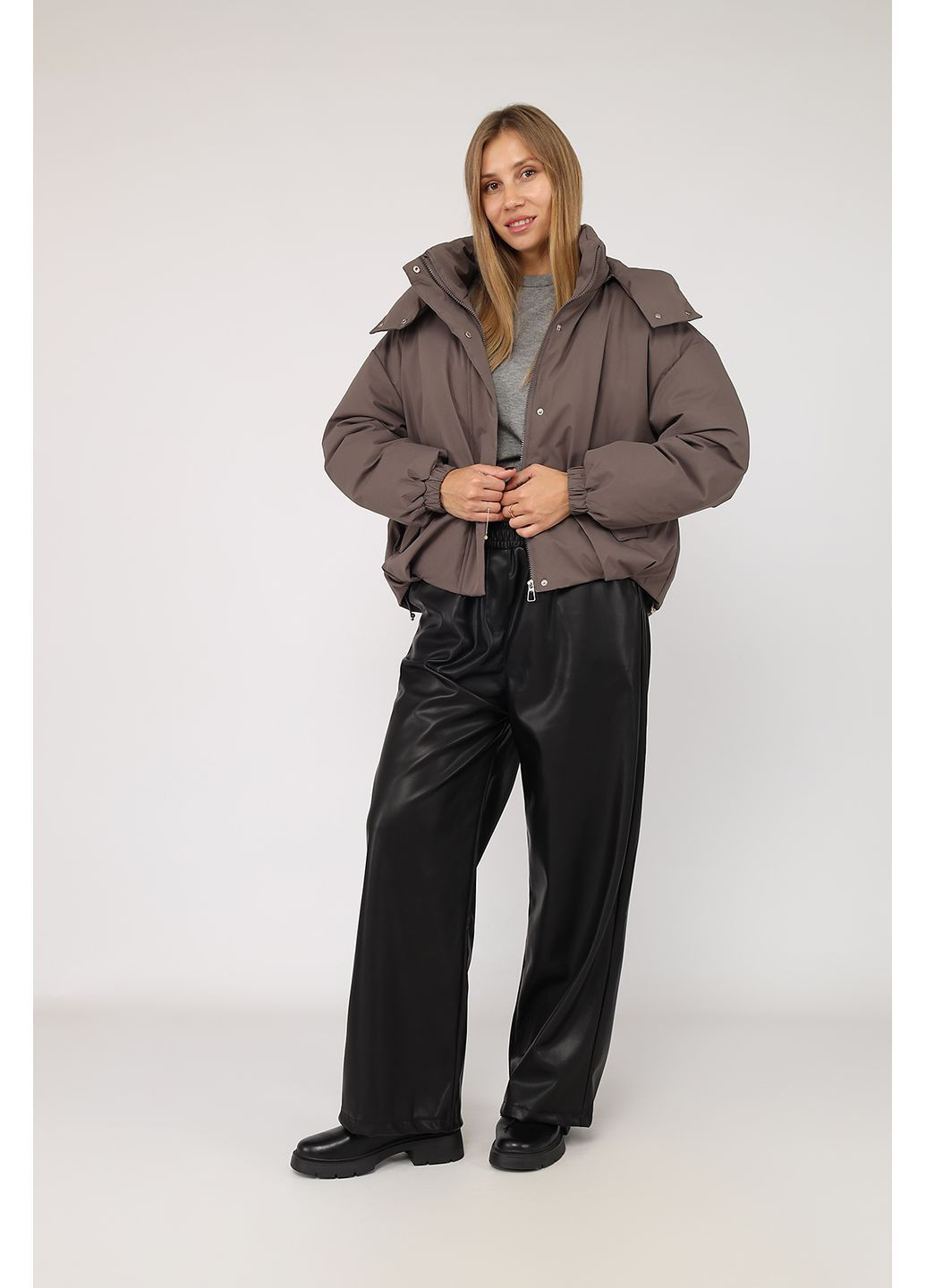 Кавова демісезонна куртка коротка жіноча колір капучино цб-00277870 Yuki