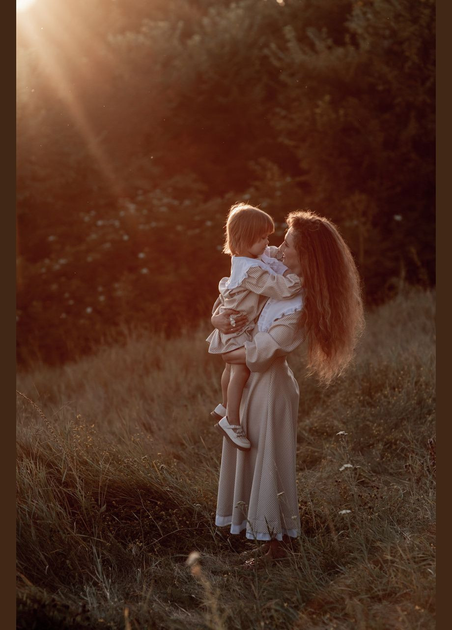 Бежева ділова сукня з батистовим комірцем, що знімається в комплекті кльош V.O.G. в клітинку