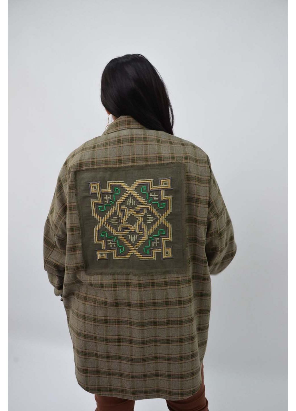 Оливковковая (хаки) кэжуал рубашка с орнаментом BeART