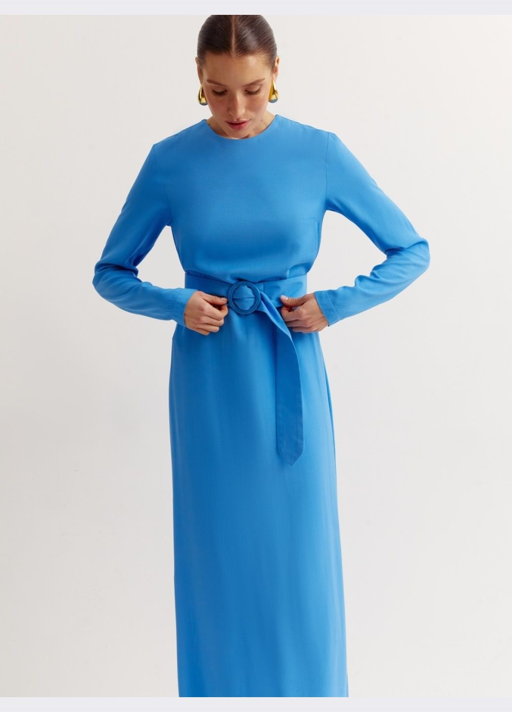 Синее длинное платье синего цвета с поясом Dressa