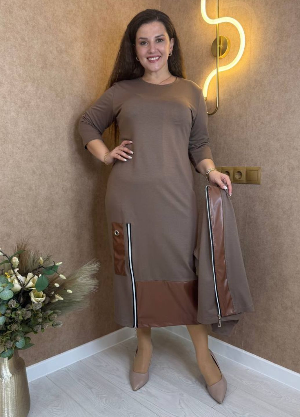 Изысканный повседневный демисезонный костюм двойка с кожаными вставками: кофта на молнии + меди платье Tik-Tak (362539642)