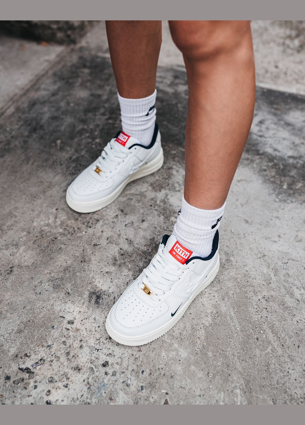 Білі осінні кросівки жіночі Nike Air Force 1