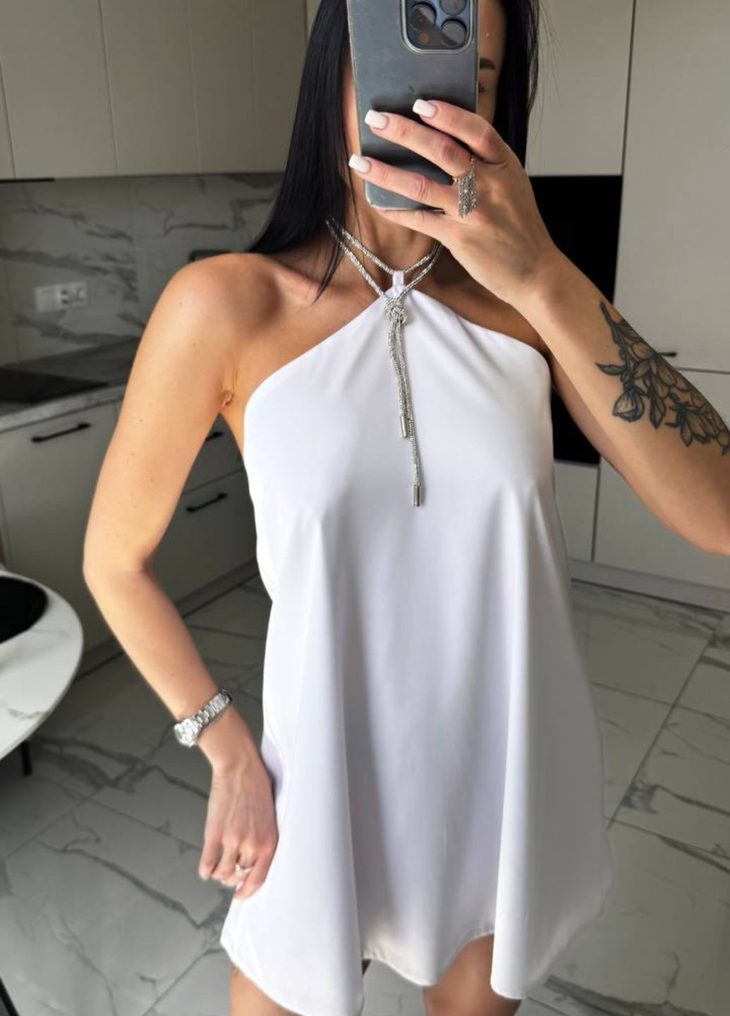 Белое вечернее изысканное легкое летнее вечернее мини платье без рукавов со шнурком из стразов Tik-Tak однотонное