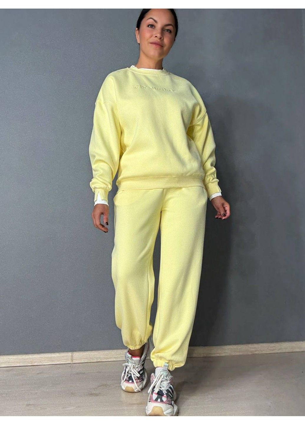 Костюм женский A-N 27063 свитшот и джогеры оверсайз с вышивкой желтый No Brand (350197711)