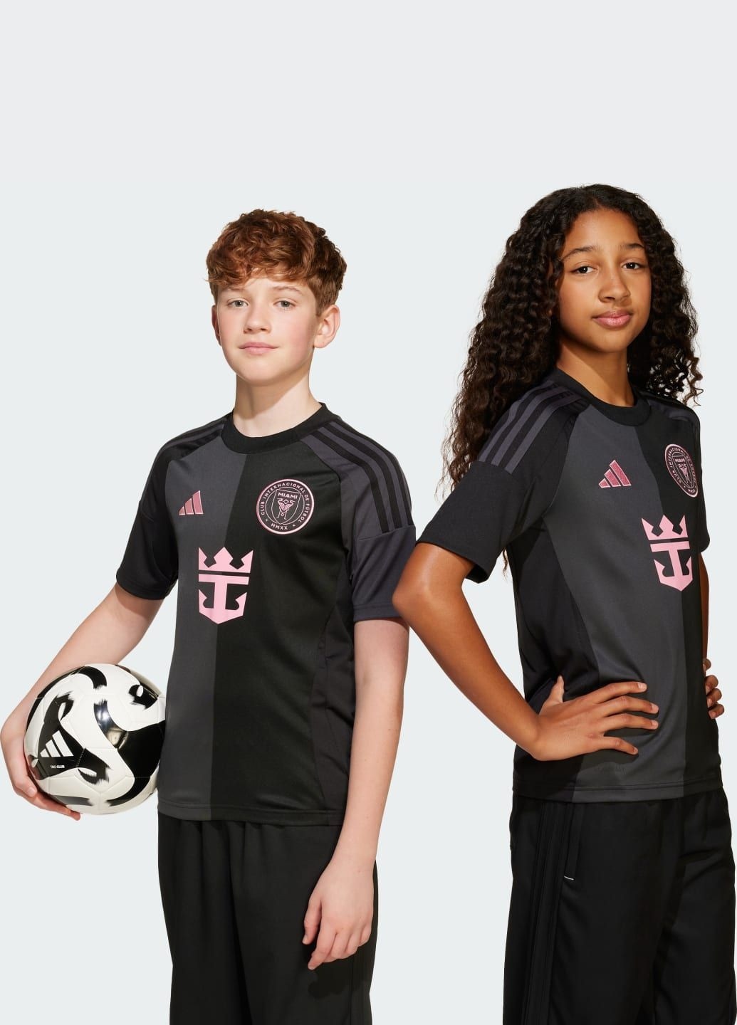 Черный демисезонный спортивный лонгслив adidas с логотипом