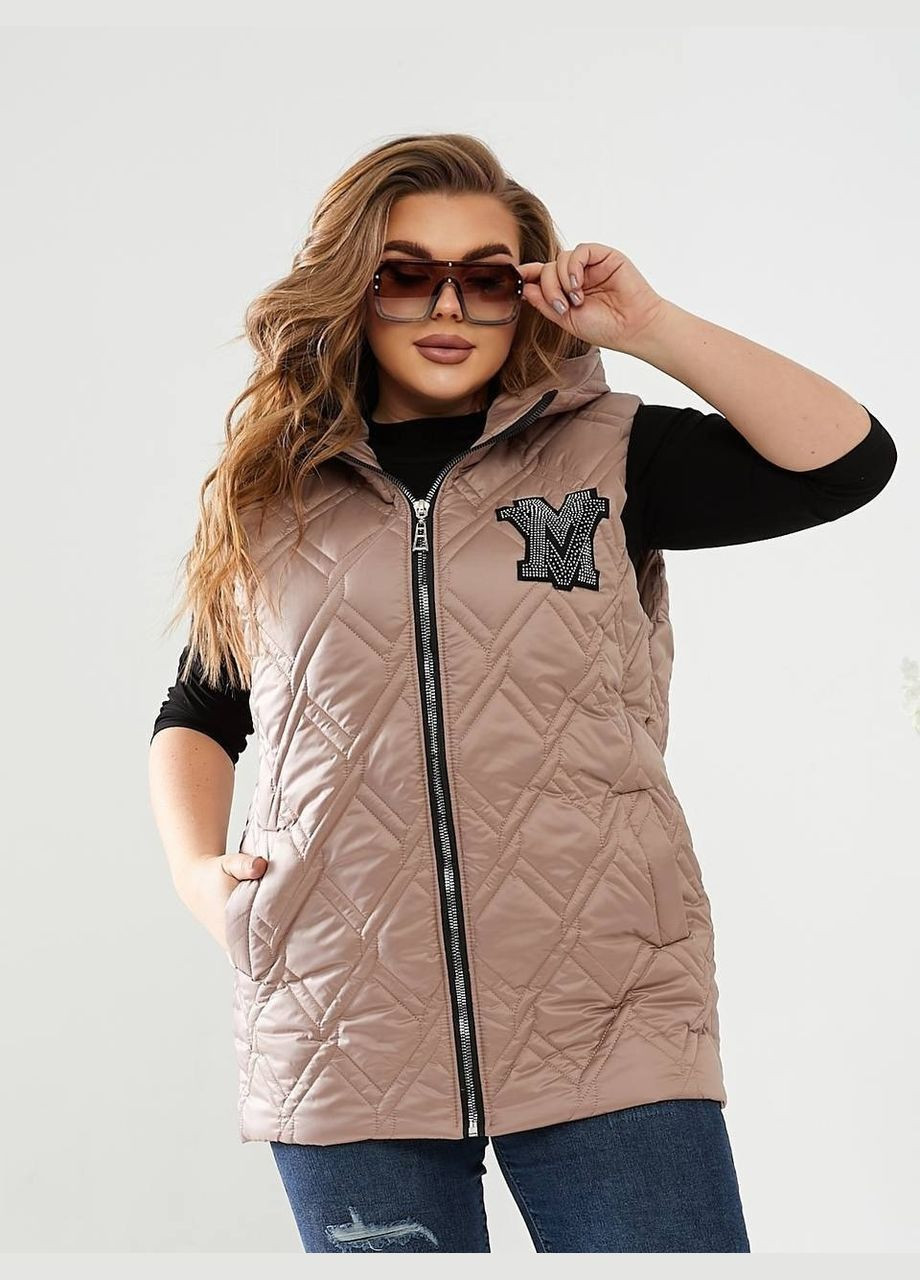 Жіноча жилетка батал мокко стьобана безрукавка жилет великий розмір з капюшоном на блискавці кишені нашивка з камінням Viki Жилет (316218927)
