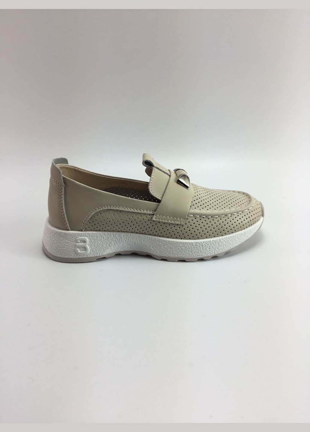 Бежевые женские мокасины Iva с перфорацией