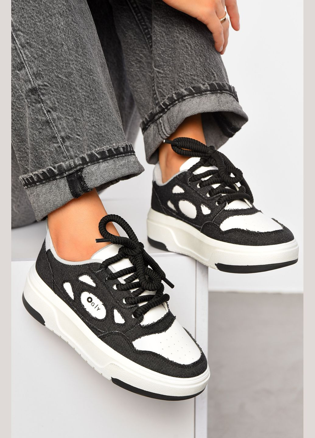 Кроссовки женские черно-белого цвета на шнуровке Let's Shop чёрно-белые демисезоны (317318887)