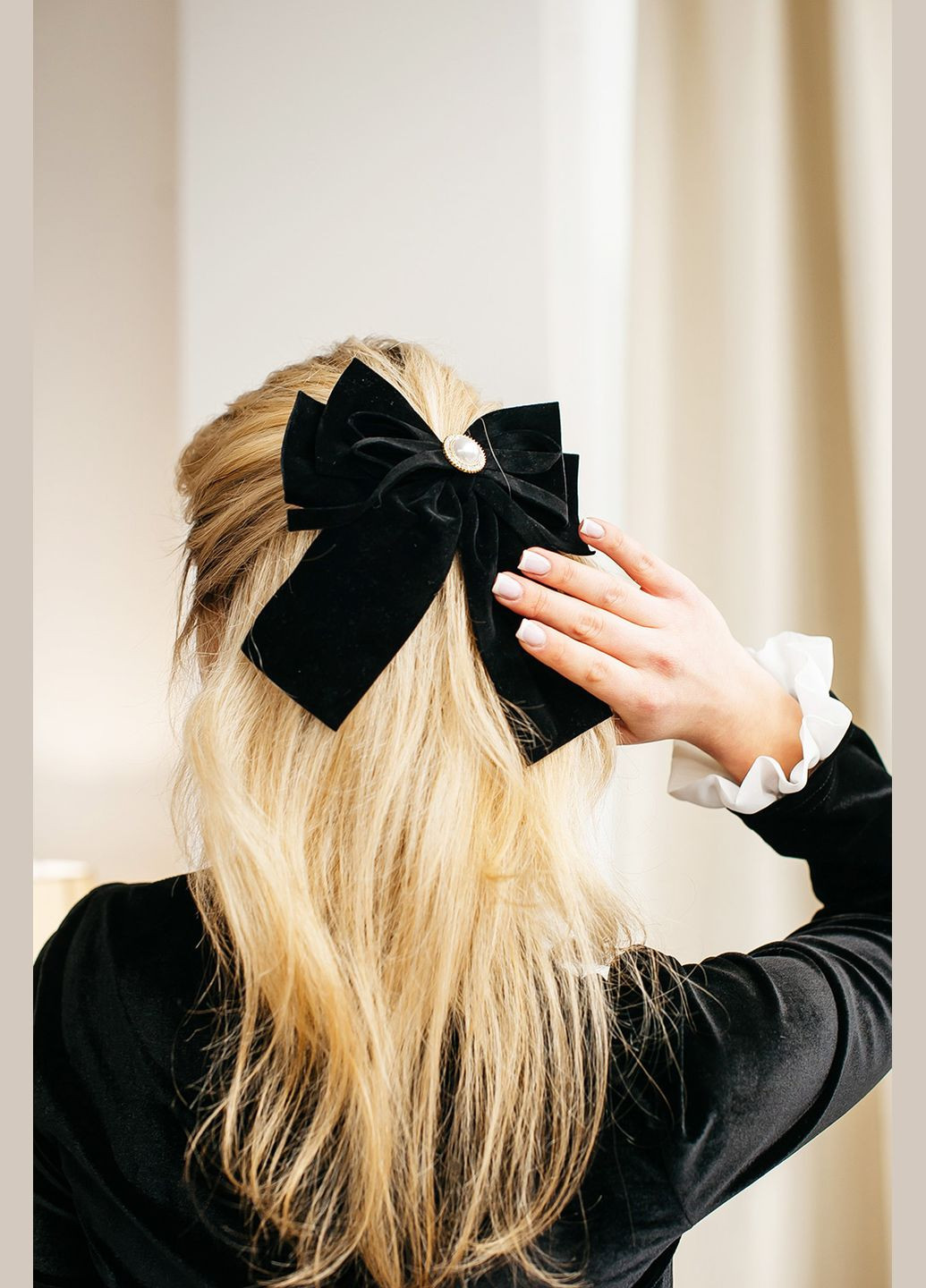 Черное праздничный женское бархатное платье «black rose» черного цвета Lana Bryk однотонное