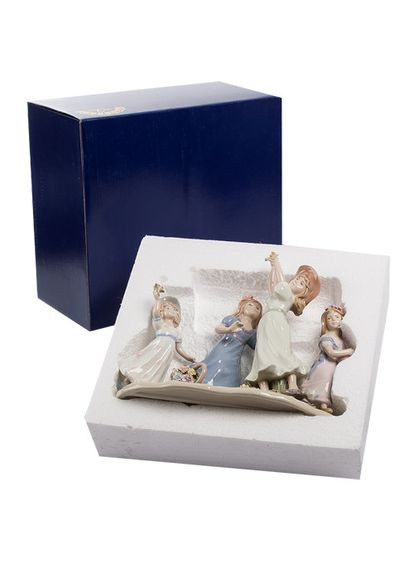 Статуетка порцелянова Подружки на прогулянці 20 см 1104598 Pavone (346152826)