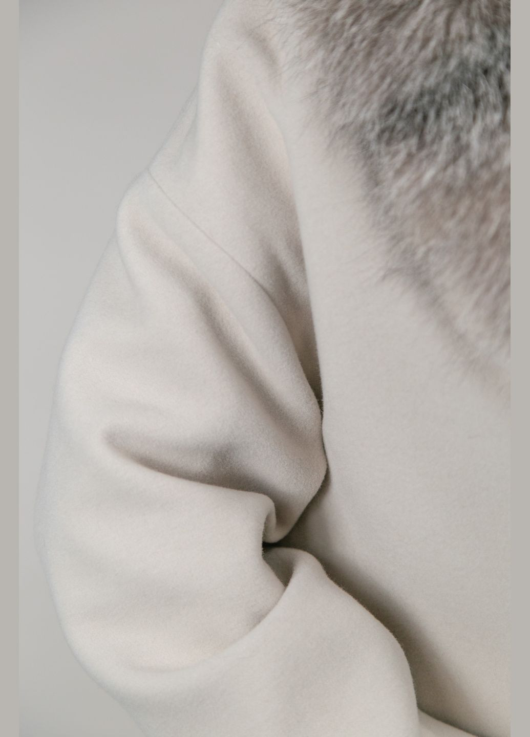 Молочное зимнее Зимнее пальто из шерстяной ткани с блюфростом двубортное Chicly Furs