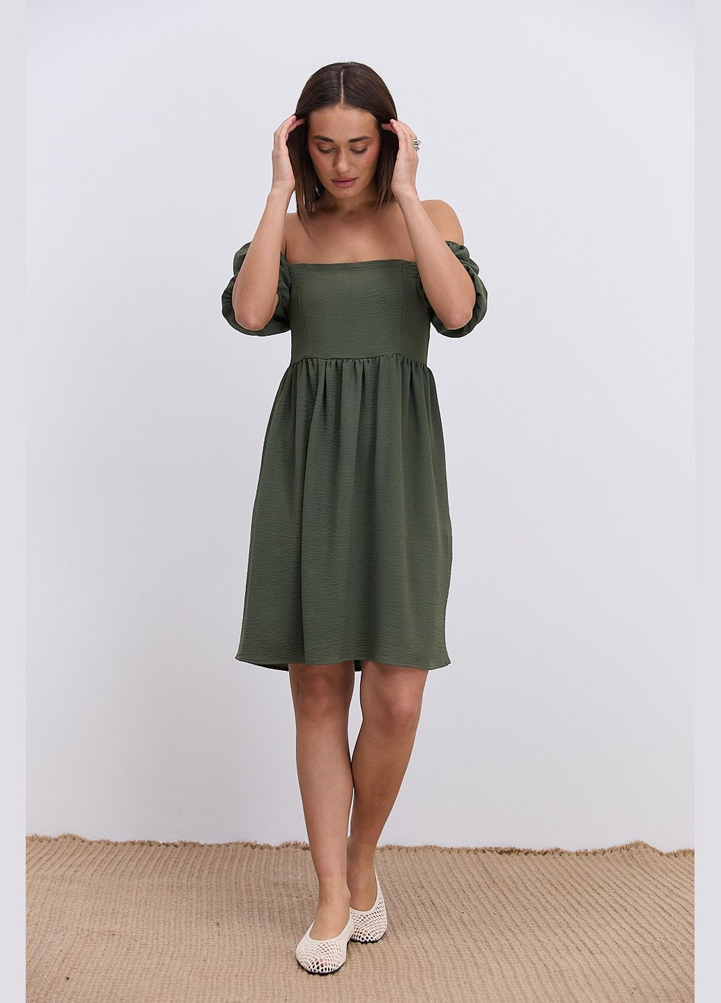 Оливкова (хакі) коротка літня сукня кольору хакі з відкритими плечима Arjen