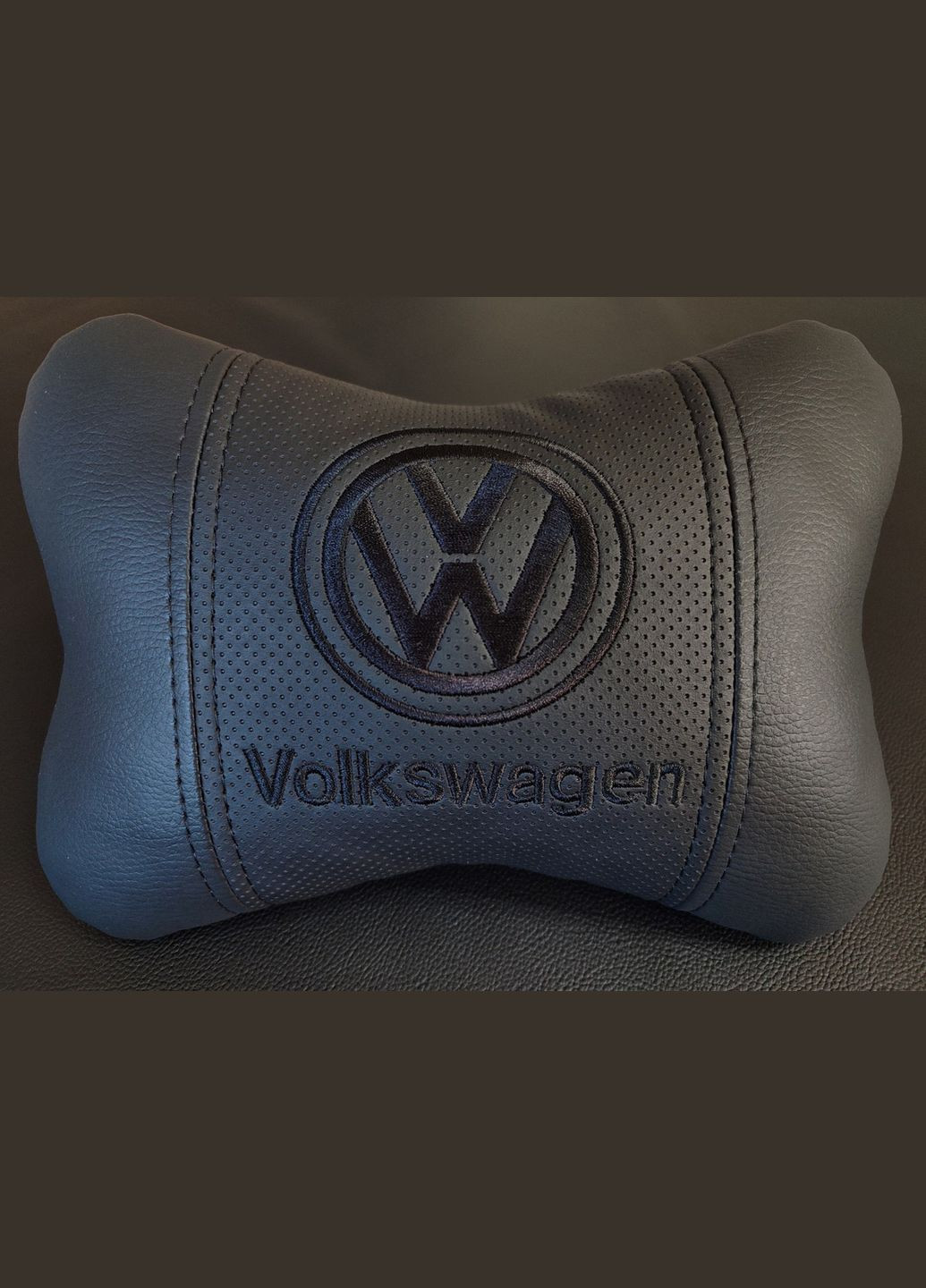 Подушка на подголовник в авто Фолькваген с черной вышивкой — 018 Volkswagen (340489834)