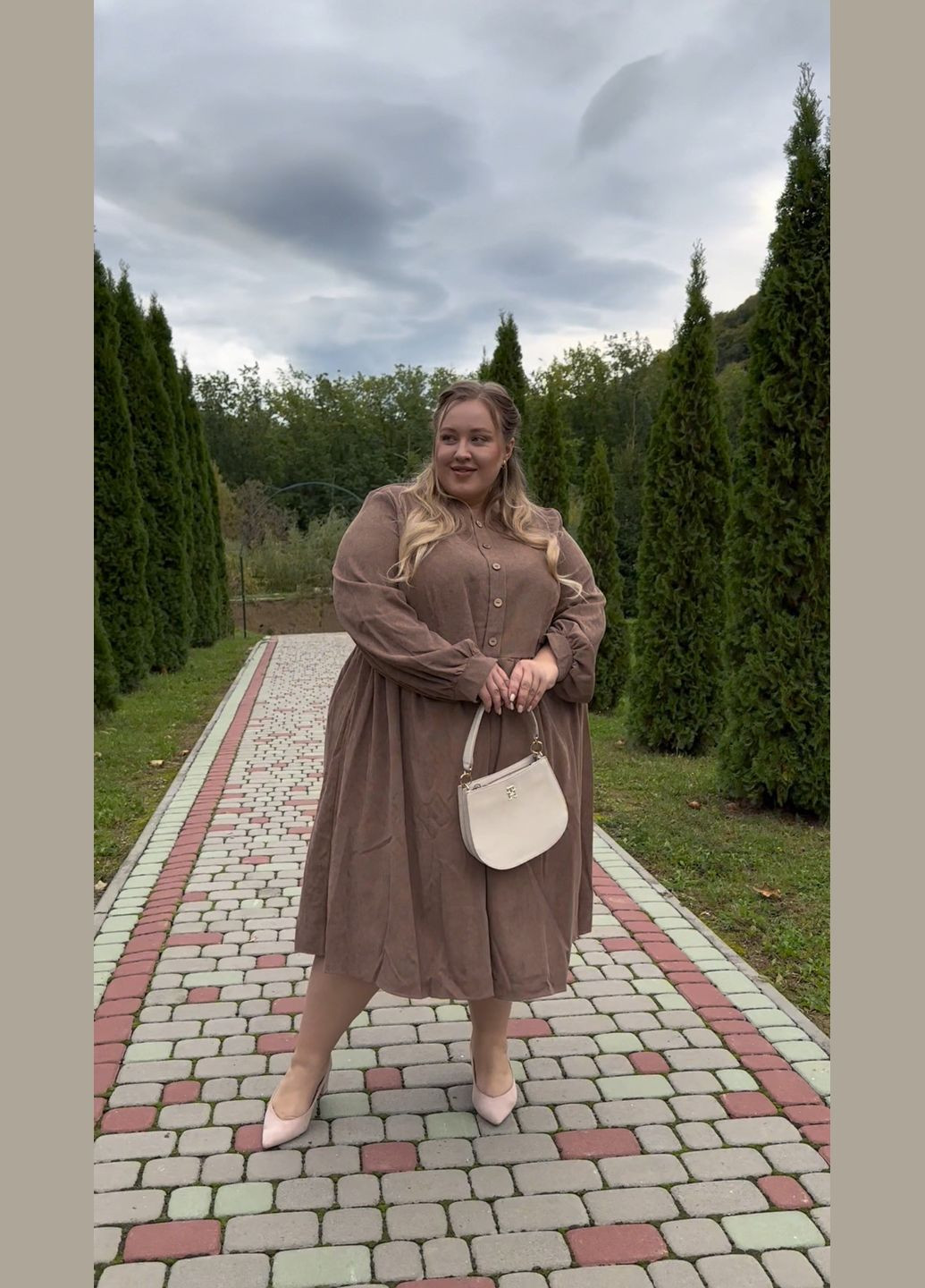 Бежевое платье вельвет EVVA