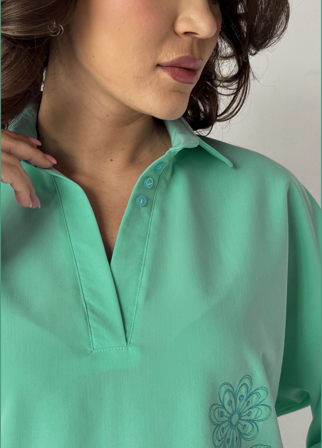 М'ятна стильна подовжена вільна сорочка-туніка з ніжною вишивкою INNOE Блуза-туніка