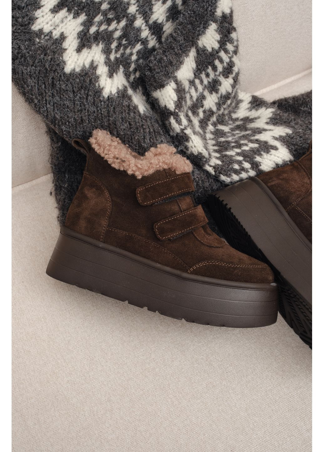 Зимние женские зимние замшевые ботинки тёмно-коричневого цвета с мехом на высокой подошве и двумя липучками (отшив 3 дня) Paradize из натуральной замши