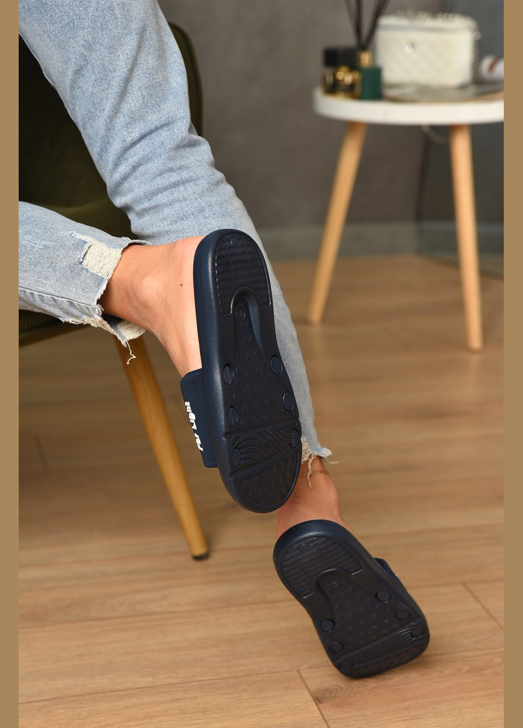 Шльопанці жіночі темно-синього кольору текстиль Let's Shop (346390933)