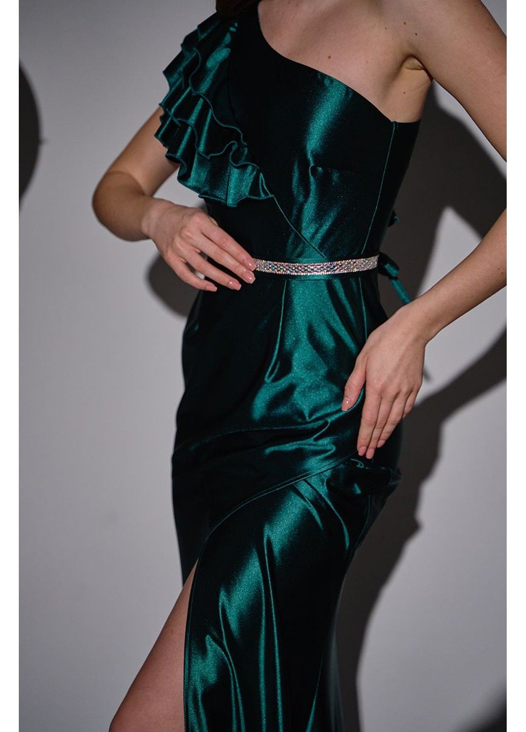 Зеленое вечернее платье асимметричное с рюшами 25003 зеленое Tanita-Romario