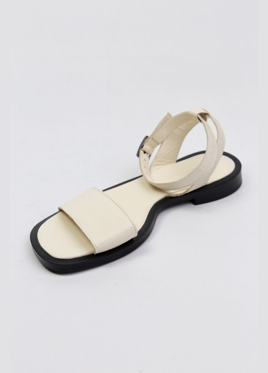 Молочные босоножки Benito без застежки