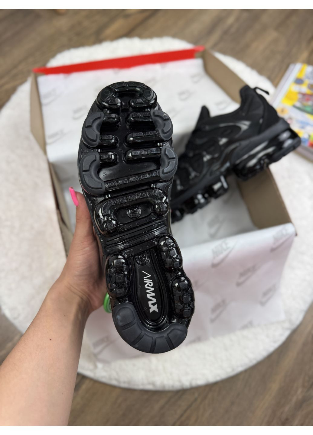 Белые демисезонные кроссовки мужские nike air vapormax plus triple black 924453-004 No Brand