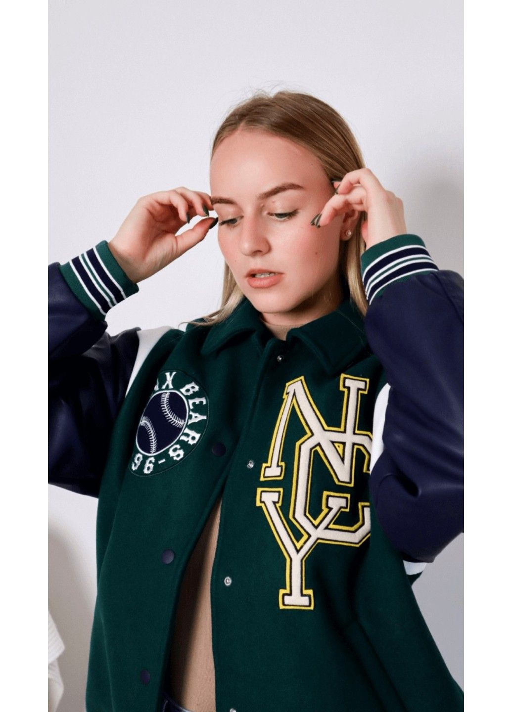 Темно-зеленая демисезонная женская куртка-бомбер с принтом н&м (57866) хxs темно-зеленая H&M
