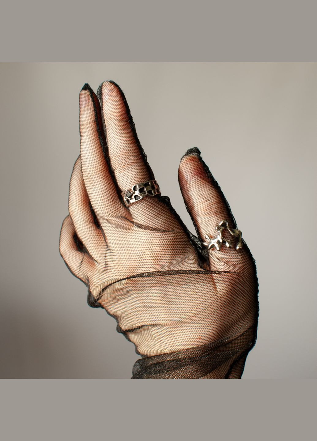 Колечко з шаховим візерунком готичне з чорним камінцем химерна каблучка фентезі стиль срібляста масивна унісекс кільце fairycore No Brand (331900726)