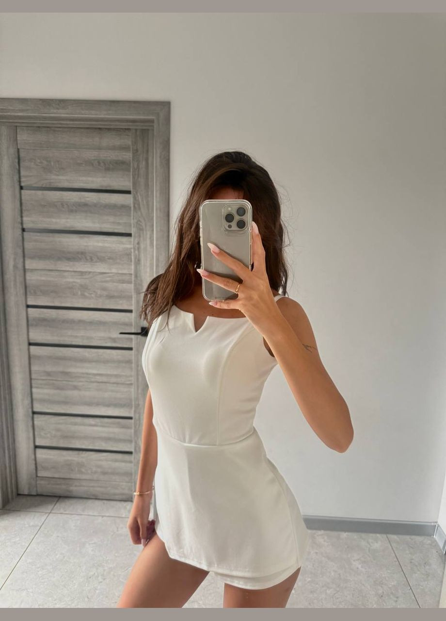 Жіночий комбінезон міні із запахом та приталеним кроєм MonCher комбінезон-шорти молочний повсякденний креп-дайвінг